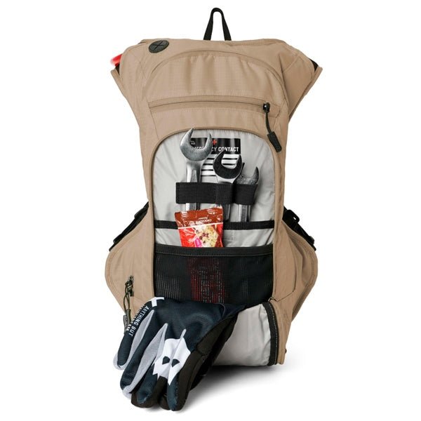 USWE OUTLANDER MOTO 9L HYDRATION PACK SAND (209077021) - DRIVEN Canada's Powersports 779422371684209077021