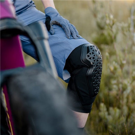 LEATT KNEE GUARD FLEXMESH - DRIVEN Canada's Powersports 60095565774735026011460